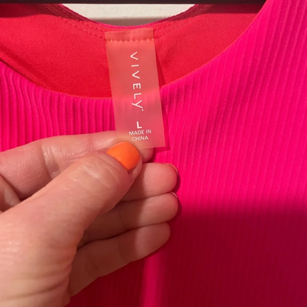 Vively Vibrant Pink Ribbed Women's Cropped Tank Top/Sports Bra L - Picture 2 of 7